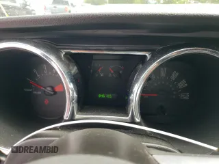 2006 Ford Mustang Standard z VIN 1ZVFT84N465105137, wystawiony jako Copart lot #57485245 z przebiegiem 84 618 mil mil oraz Szkoda całkowita • Salvage title. Historia ofert i sprzedaży dostępna na DreamBid. Obrazek 9.