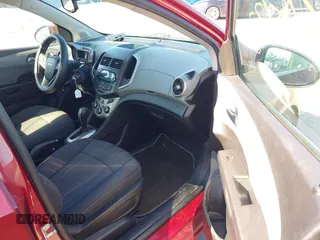 2014 Chevrolet Sonic LT z VIN 1G1JC5SH8E4153469, wystawiony jako IAAI lot #42181776 z przebiegiem 80 435 mil mil oraz . Historia ofert i sprzedaży dostępna na DreamBid. Obrazek 5.