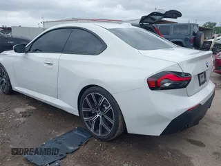 2023 BMW 2 Series 230i z VIN 3MW23CM02P8D39187, wystawiony jako IAAI lot #42207930 z przebiegiem 23 310 mil mil oraz . Historia ofert i sprzedaży dostępna na DreamBid. Obrazek 3.