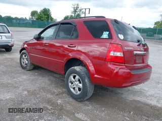 2008 Kia Sorento LX z VIN KNDJC735485819264, wystawiony jako IAAI lot #42193882 z przebiegiem 165 377 mil mil oraz . Historia ofert i sprzedaży dostępna na DreamBid. Obrazek 3.
