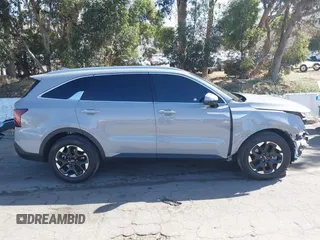 2025 Kia Sorento S z VIN 5XYRL4JC4SG324838, wystawiony jako IAAI lot #42328103 z przebiegiem 9 253 mil mil oraz . Historia ofert i sprzedaży dostępna na DreamBid. Obrazek 14.