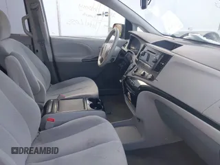 2012 Toyota Sienna LE AAS z VIN 5TDKK3DC2CS245540, wystawiony jako IAAI lot #41622653 z przebiegiem 226 969 mil mil oraz . Historia ofert i sprzedaży dostępna na DreamBid. Obrazek 5.