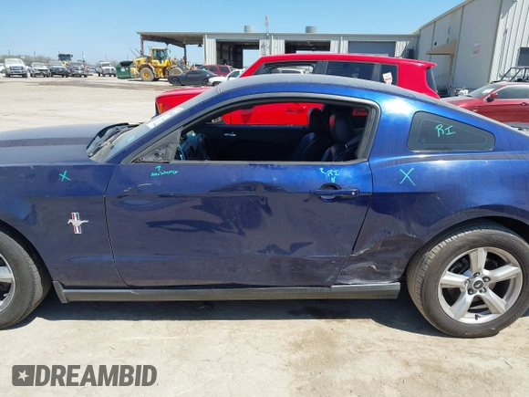 2012 Ford Mustang Premium z VIN 1ZVBP8AM8C5230118, wystawiony jako IAAI lot #41783944 z przebiegiem 113 851 mil mil oraz . Historia ofert i sprzedaży dostępna na DreamBid. Obrazek 14.