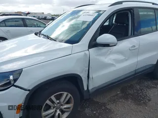 2016 Volkswagen Tiguan S z VIN WVGAV7AX2GW501100, wystawiony jako IAAI lot #42250682 z przebiegiem 76 570 mil mil oraz . Historia ofert i sprzedaży dostępna na DreamBid. Obrazek 6.