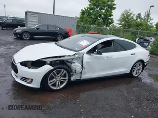 2013 Tesla Model S Performance z VIN 5YJSA1CP9DFP20778, wystawiony jako IAAI lot #42511532 z przebiegiem Nie podano mil oraz . Historia ofert i sprzedaży dostępna na DreamBid. Obrazek 6.