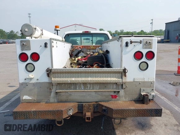 2001 Ford F-350 XL с VIN 1FDSF34FX1ED78415, выставлен на аукционе IAAI как лот 42440102 с пробегом Не указан миль и . История ставок и продаж доступна на DreamBid. Изображение 16.