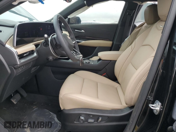 2024 Cadillac XT4 FWD Premium Luxury z VIN 1GYFZCR44RF241880, wystawiony jako Copart lot #44975635 z przebiegiem 2 385 mil mil oraz Szkoda całkowita • Salvage title. Historia ofert i sprzedaży dostępna na DreamBid. Obrazek 7.