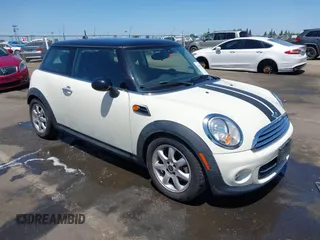 2013 MINI Hardtop z VIN WMWSU3C59DT544374, wystawiony jako IAAI lot #42302212 z przebiegiem 76 856 mil mil oraz . Historia ofert i sprzedaży dostępna na DreamBid. Obrazek 1.