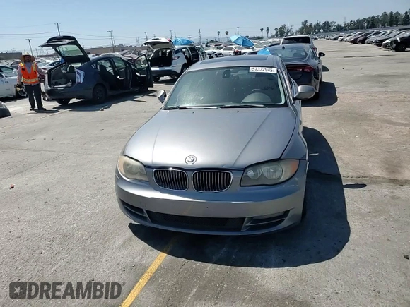 2011 BMW 1 Series 128i z VIN WBAUP9C56BVL89593, wystawiony jako Copart lot #57332945 z przebiegiem 177 265 mil mil oraz Szkody całkowita. Historia ofert i sprzedaży dostępna na DreamBid. Obrazek 13.