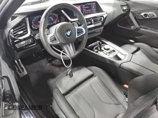 2025 BMW Z4 sDrive30i z VIN WBAHF3C03SWY44285, wystawiony jako Copart lot #55704055 z przebiegiem 6646 mil mil oraz Tytuł czysty. Historia ofert i sprzedaży dostępna na DreamBid. Obrazek 8.