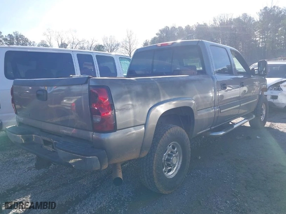 2006 Chevrolet Silverado 2500HD LT1 with VIN 1GCHK23D76F211225, listed as a IAAI auction lot 41454948 with 203,000 mi miles. Bid and sale history available at carsss.com. Image 4.