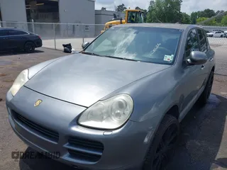 2006 Porsche Cayenne z VIN WP1AA29P36LA26370, wystawiony jako IAAI lot #42301206 z przebiegiem 163 178 mil mil oraz . Historia ofert i sprzedaży dostępna na DreamBid. Obrazek 2.
