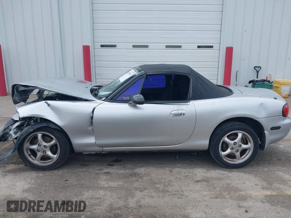 2002 Mazda MX-5 Miata Cloth z VIN JM1NB353320230803, wystawiony jako IAAI lot #41209388 z przebiegiem 84 815 mil mil oraz . Historia ofert i sprzedaży dostępna na DreamBid. Obrazek 14.