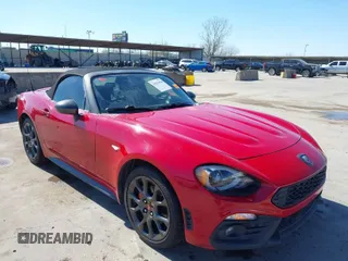 2018 FIAT 124 Spider Classica z VIN JC1NFAEK7J0135186, wystawiony jako IAAI lot #41833064 z przebiegiem 68 568 mil mil oraz . Historia ofert i sprzedaży dostępna na DreamBid. Obrazek 1.