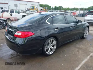 2013 Infiniti M z VIN JN1BY1AP2DM510855, wystawiony jako IAAI lot #42133328 z przebiegiem 189 445 mil mil oraz . Historia ofert i sprzedaży dostępna na DreamBid. Obrazek 4.