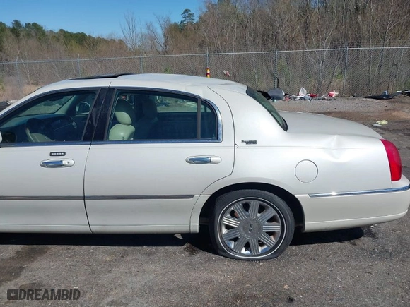 2005 Lincoln Town Car Signature Limited with VIN 1LNHM82W65Y608259, listed as a IAAI auction lot 41761582 with 105,036 mi miles. Bid and sale history available at carsss.com. Image 17.