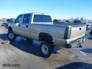 2002 Chevrolet Silverado 2500HD LS with VIN 1GCHK23UX2F125028, listed as a IAAI auction lot 41331035 with 238,031 mi miles. Bid and sale history available at carsss.com. Image 3.