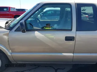 2000 GMC Sonoma SLS z VIN 1GTCS19W5Y8227668, wystawiony jako IAAI lot #41834733 z przebiegiem Nie podano mil oraz . Historia ofert i sprzedaży dostępna na DreamBid. Obrazek 15.