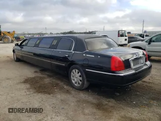 2003 Lincoln Town Car Executive z VIN 1L1FM81W23Y631965, wystawiony jako Copart lot #44536145 z przebiegiem 43 743 mil mil oraz Czysty tytuł • Clean title. Historia ofert i sprzedaży dostępna na DreamBid. Obrazek 2.