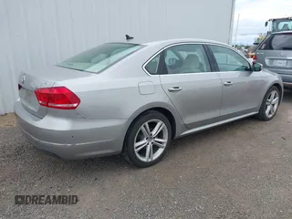 2014 Volkswagen Passat SE z VIN 1VWBN7A3XEC022098, wystawiony jako IAAI lot #42130334 z przebiegiem 88 433 mil mil oraz . Historia ofert i sprzedaży dostępna na DreamBid. Obrazek 4.