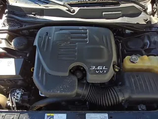 2013 Dodge Challenger SXT z VIN 2C3CDYAGXDH524175, wystawiony jako Copart lot #85682175 z przebiegiem 109 735 mil mil oraz Czysty tytuł • Clean title. Historia ofert i sprzedaży dostępna na DreamBid. Obrazek 14.