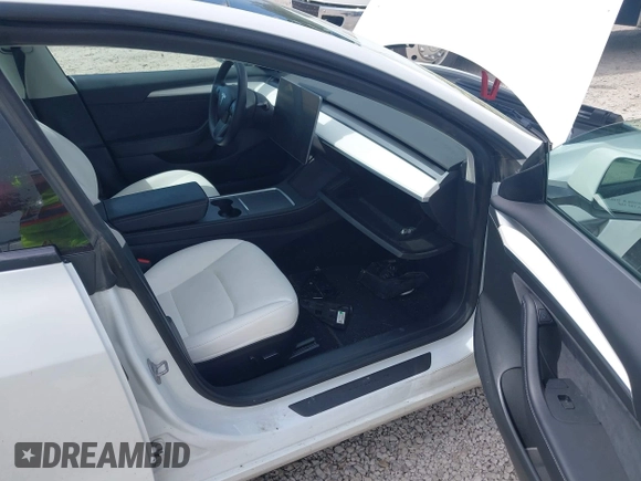 2022 Tesla Model 3 Long Range z VIN 5YJ3E1EB4NF165427, wystawiony jako IAAI lot #42290413 z przebiegiem 73 493 mil mil oraz . Historia ofert i sprzedaży dostępna na DreamBid. Obrazek 5.