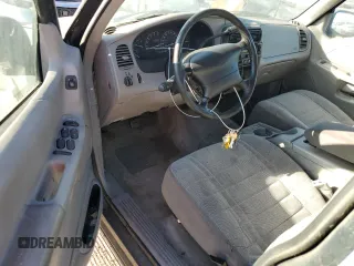 1996 Ford Explorer XL z VIN 1FMDU34X0TUC31973, wystawiony jako Copart lot #87892655 z przebiegiem 142 774 mil mil oraz Tytuł czysty. Historia ofert i sprzedaży dostępna na DreamBid. Obrazek 8.