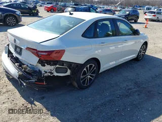 2023 Volkswagen Jetta Sport z VIN 3VWBM7BU2PM034287, wystawiony jako IAAI lot #41742935 z przebiegiem 32 818 mil mil oraz . Historia ofert i sprzedaży dostępna na DreamBid. Obrazek 4.