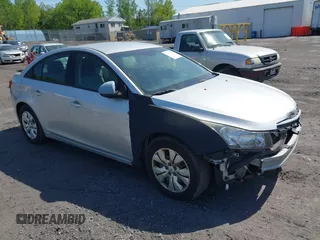 2015 Chevrolet Cruze LS z VIN 1G1PA5SG3F7300921, wystawiony jako IAAI lot #42227232 z przebiegiem 128 068 mil mil oraz . Historia ofert i sprzedaży dostępna na DreamBid. Obrazek 1.