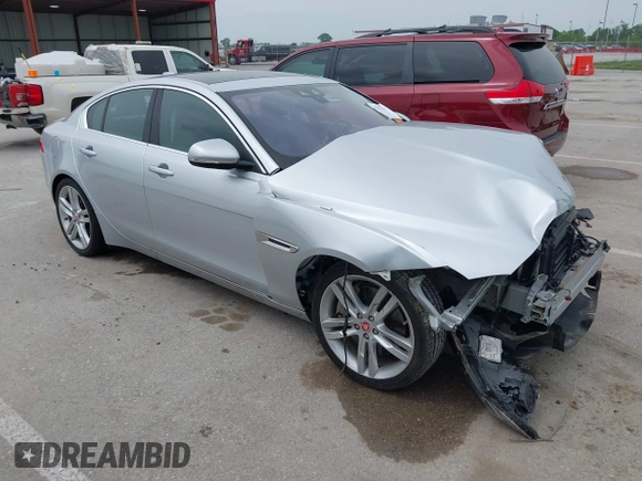 2017 Jaguar XE 35t Prestige z VIN SAJAK4BV2HA963732, wystawiony jako IAAI lot #42275319 z przebiegiem 32 600 mil mil oraz . Historia ofert i sprzedaży dostępna na DreamBid. Obrazek 1.