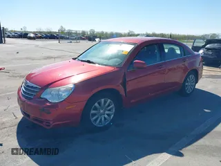 2010 Chrysler Sebring Limited z VIN 1C3CC5FB7AN111955, wystawiony jako IAAI lot #42150637 z przebiegiem 108 856 mil mil oraz . Historia ofert i sprzedaży dostępna na DreamBid. Obrazek 2.