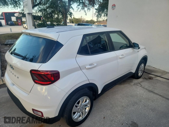 2024 Hyundai Venue SE with VIN KMHRB8A3XRU288751, listed as a Copart auction lot 88154795 with 9,233 mi miles and Clean Title. Bid and sale history available at DreamBid. Image 4.