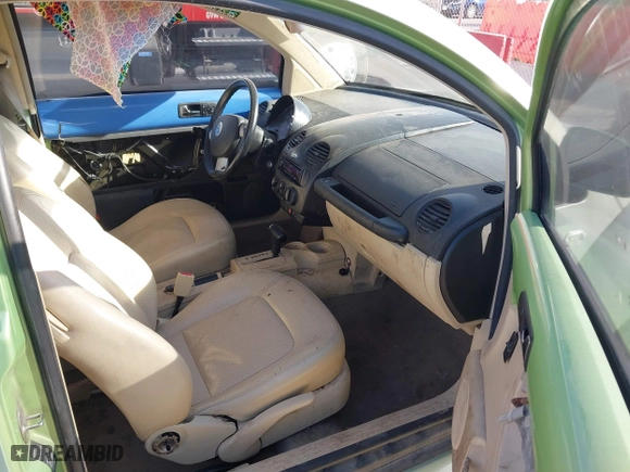 2000 Volkswagen New Beetle GLS with VIN 3VWCA21C0YM403254, listed as a IAAI auction lot 41806878 with 119,547 mi miles. Bid and sale history available at carsss.com. Image 5.