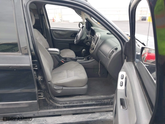 2006 Ford Escape XLT with VIN 1FMYU03156KA42961, listed as a IAAI auction lot 41820423 with 168,212 mi miles. Bid and sale history available at carsss.com. Image 5.