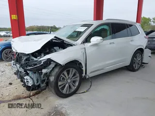 2024 Cadillac XT6 Premium Luxury z VIN 1GYKPERS5RZ741592, wystawiony jako IAAI lot #41327267 z przebiegiem 5 889 mil mil oraz . Historia ofert i sprzedaży dostępna na DreamBid. Obrazek 2.