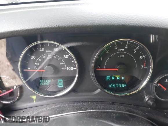 2018 Jeep Wrangler Unlimited Freedom z VIN 1C4BJWDG0JL803889, wystawiony jako IAAI lot #42782367 z przebiegiem 105 738 mil mil oraz . Historia ofert i sprzedaży dostępna na DreamBid. Obrazek 7.