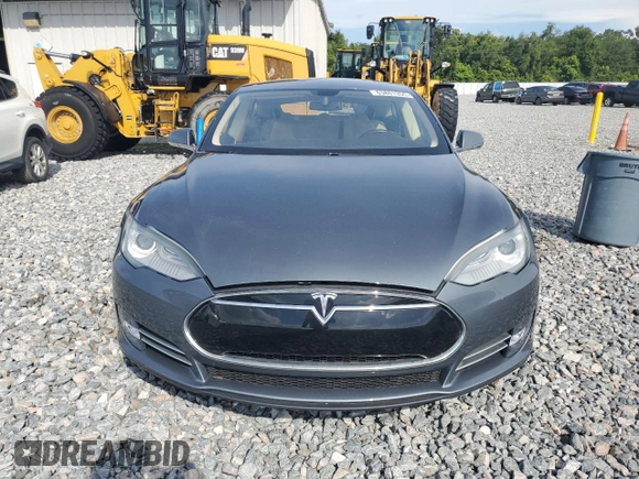 2013 Tesla Model S z VIN 5YJSA1AC4DFP10496, wystawiony jako Copart lot #63801355 z przebiegiem 50 473 mil mil oraz Czysty tytuł • Clean title. Historia ofert i sprzedaży dostępna na DreamBid. Obrazek 5.