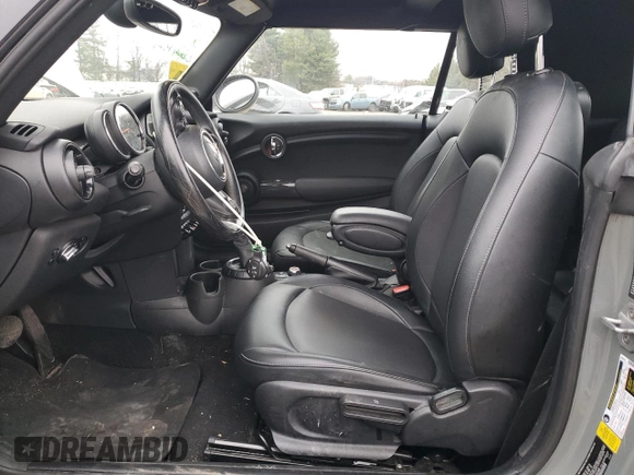 2017 MINI Convertible Cooper z VIN WMWWG5C32H3C99588, wystawiony jako Copart lot #49581565 z przebiegiem 137 798 mil mil oraz Szkoda całkowita • Salvage title. Historia ofert i sprzedaży dostępna na DreamBid. Obrazek 7.