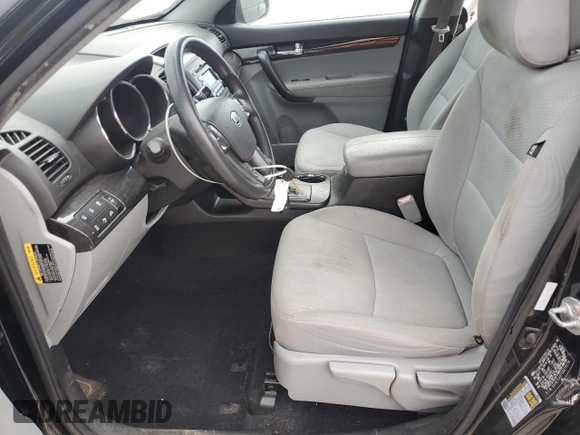 2012 Kia Sorento LX z VIN 5XYKTCA67CG279174, wystawiony jako Copart lot #54363095 z przebiegiem 181 112 mil mil oraz Szkoda całkowita • Salvage title. Historia ofert i sprzedaży dostępna na DreamBid. Obrazek 7.