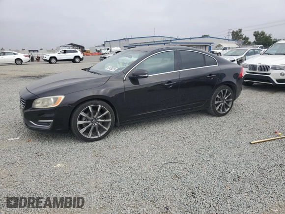 2015 Volvo S60 T5 Drive-E Premier z VIN YV126MFK6F2334600, wystawiony jako Copart lot #61436275 z przebiegiem 117 878 mil mil oraz Czysty tytuł • Clean title. Historia ofert i sprzedaży dostępna na DreamBid. Obrazek 1.
