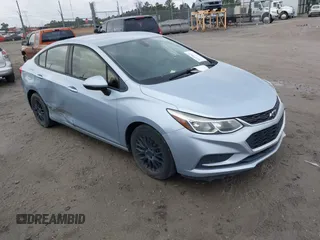 2017 Chevrolet Cruze LS z VIN 1G1BC5SM0H7179228, wystawiony jako IAAI lot #41373835 z przebiegiem 149 761 mil mil oraz . Historia ofert i sprzedaży dostępna na DreamBid. Obrazek 1.