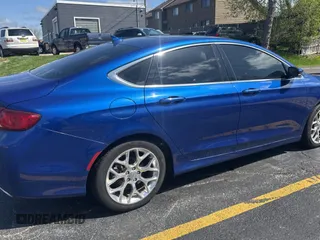 2015 Chrysler 200 C z VIN 1C3CCCEG6FN583251, wystawiony jako Copart lot #54969025 z przebiegiem 86 173 mil mil oraz Tytuł czysty. Historia ofert i sprzedaży dostępna na DreamBid. Obrazek 4.