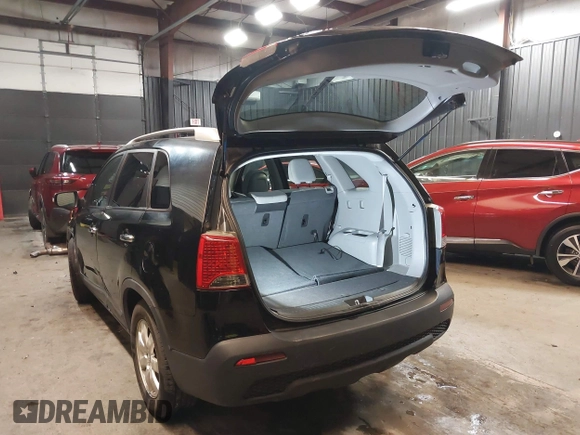 2013 Kia Sorento LX with VIN 5XYKT4A29DG338181, listed as a IAAI auction lot 41686858 with 147,629 mi miles. Bid and sale history available at carsss.com. Image 3.