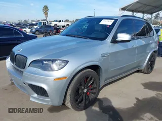 2010 BMW X5 M z VIN 5YMGY0C57ALK25120, wystawiony jako IAAI lot #41473632 z przebiegiem 78 923 mil mil oraz . Historia ofert i sprzedaży dostępna na DreamBid. Obrazek 2.