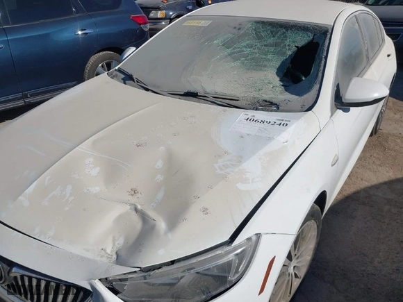 2018 Buick Regal Sportback Preferred II with VIN W04GM6SX9J1146810, listed as a IAAI auction lot 40689240 with NaN miles. Bid and sale history available at carsss.com. Image 6.