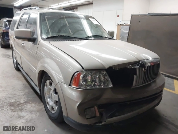 2005 Lincoln Navigator Luxury with VIN 5LMFU275X5LJ19216, listed as a IAAI auction lot 41641059 with 133,888 mi miles. Bid and sale history available at carsss.com. Image 1.