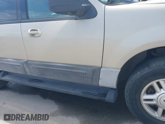2005 Ford Expedition Special Service with VIN 1FMPU15595LA67565, listed as a IAAI auction lot 41723035 with 106,512 mi miles. Bid and sale history available at carsss.com. Image 12.