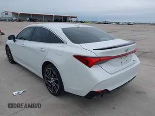 2019 Toyota Avalon XLE with VIN 4T1BZ1FB4KU032065, listed as a IAAI auction lot 42203393 with 109,649 mi miles. Bid and sale history available at carsss.com. Image 3.