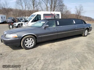2007 Lincoln Town Car Executive w/Limousine Pkg with VIN 1L1FM88W67Y638140, listed as a Copart auction lot 49112625 with 123,496 mi miles and Clean Title. Bid and sale history available at carsss.com. Image 1.