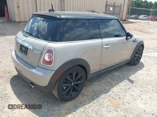 2012 MINI Hardtop z VIN WMWSU3C55CT369622, wystawiony jako IAAI lot #42458180 z przebiegiem 141 444 mil mil oraz . Historia ofert i sprzedaży dostępna na DreamBid. Obrazek 4.